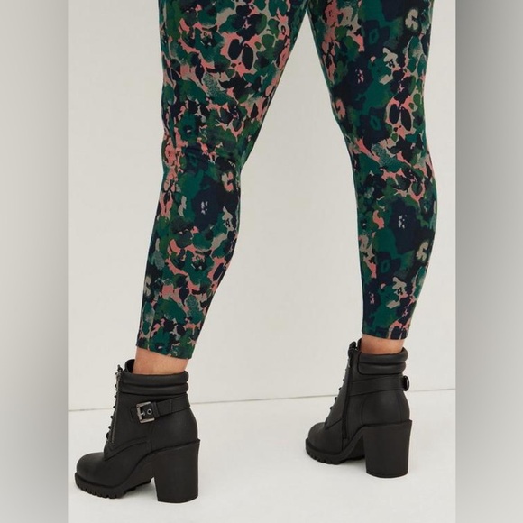 Torrid Full-Length Legging In Camo Floral Size 1X High Rise Stretch Comfy - Picture 3 of 13
